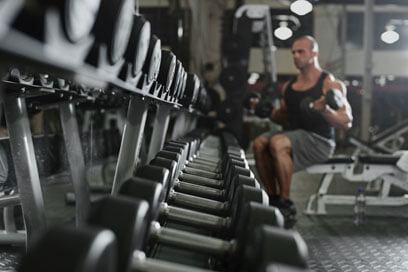 Man lifting free weights at Platinum Fitness